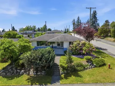 Swimming Pool Photo of 937 Chestnut Street, New Westminster, BC