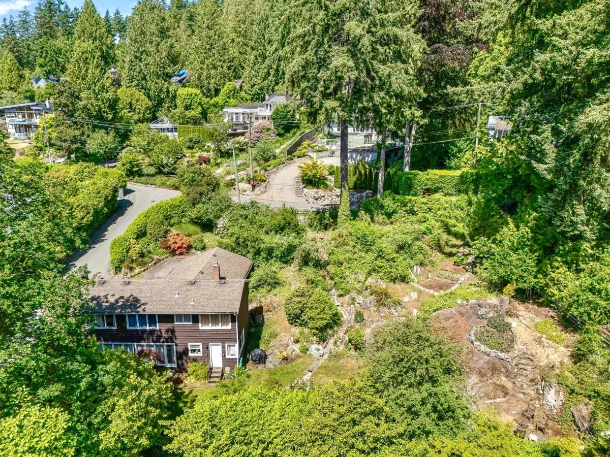 Living Room Photo of 4704 Dogwood Lane, West Vancouver, BC