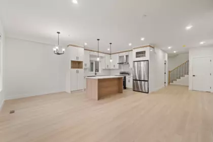 Kitchen Island Photo of 32520 HIGGINBOTTOM COURT, Mission BC V2V 2T7