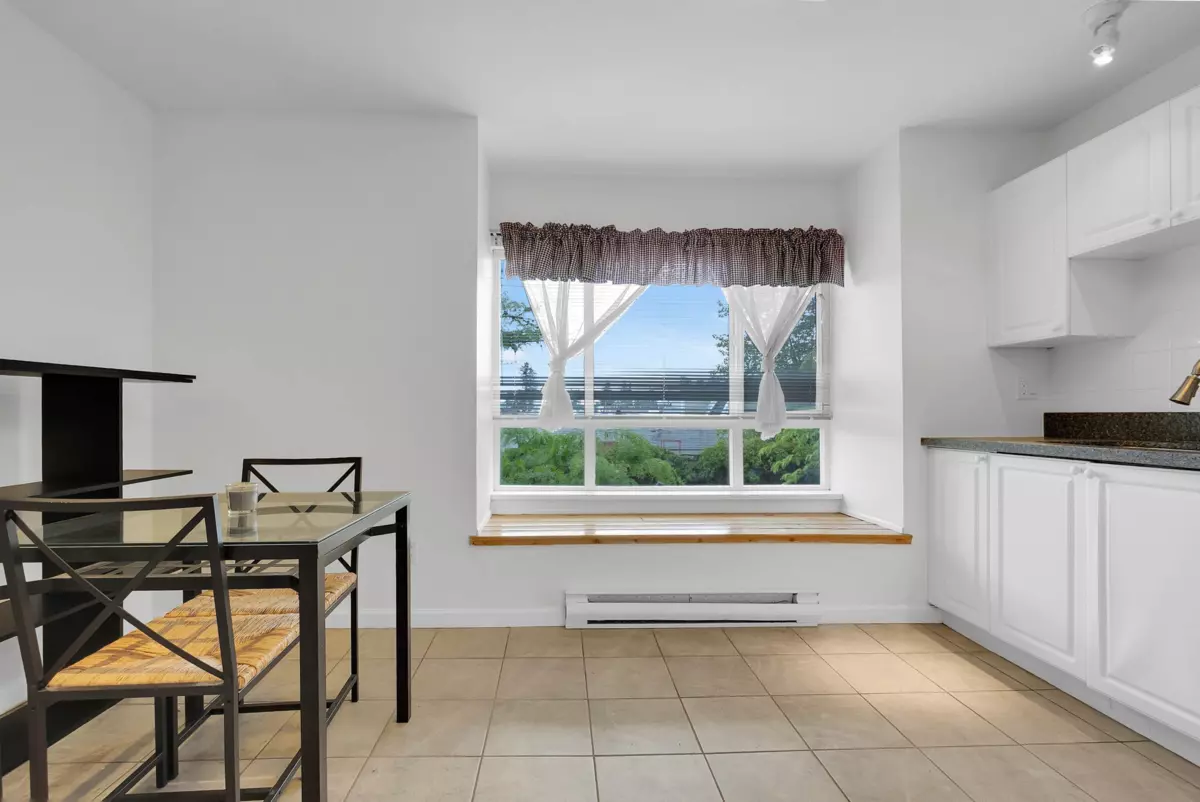 Dining Area Photo of 117 6588 Southoaks Crescent, Burnaby, BC