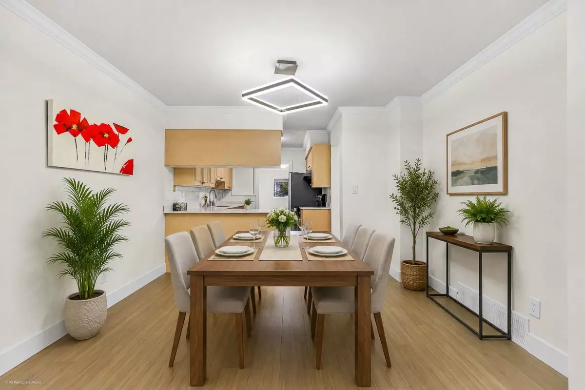 Living Room Photo of 7285 130a Street, Surrey, BC