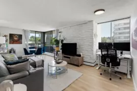 302 3737 Bartlett Court, Burnaby, BC