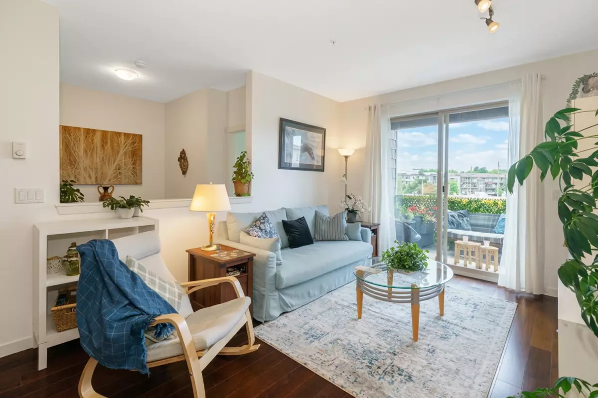 Living Room Photo of 310 2336 Whyte Avenue, Port Coquitlam, BC