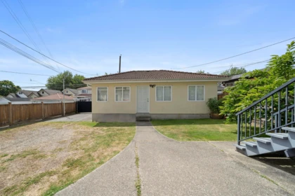 Hot Tub / Spa Photo of 2772 Triumph Street, Vancouver, BC