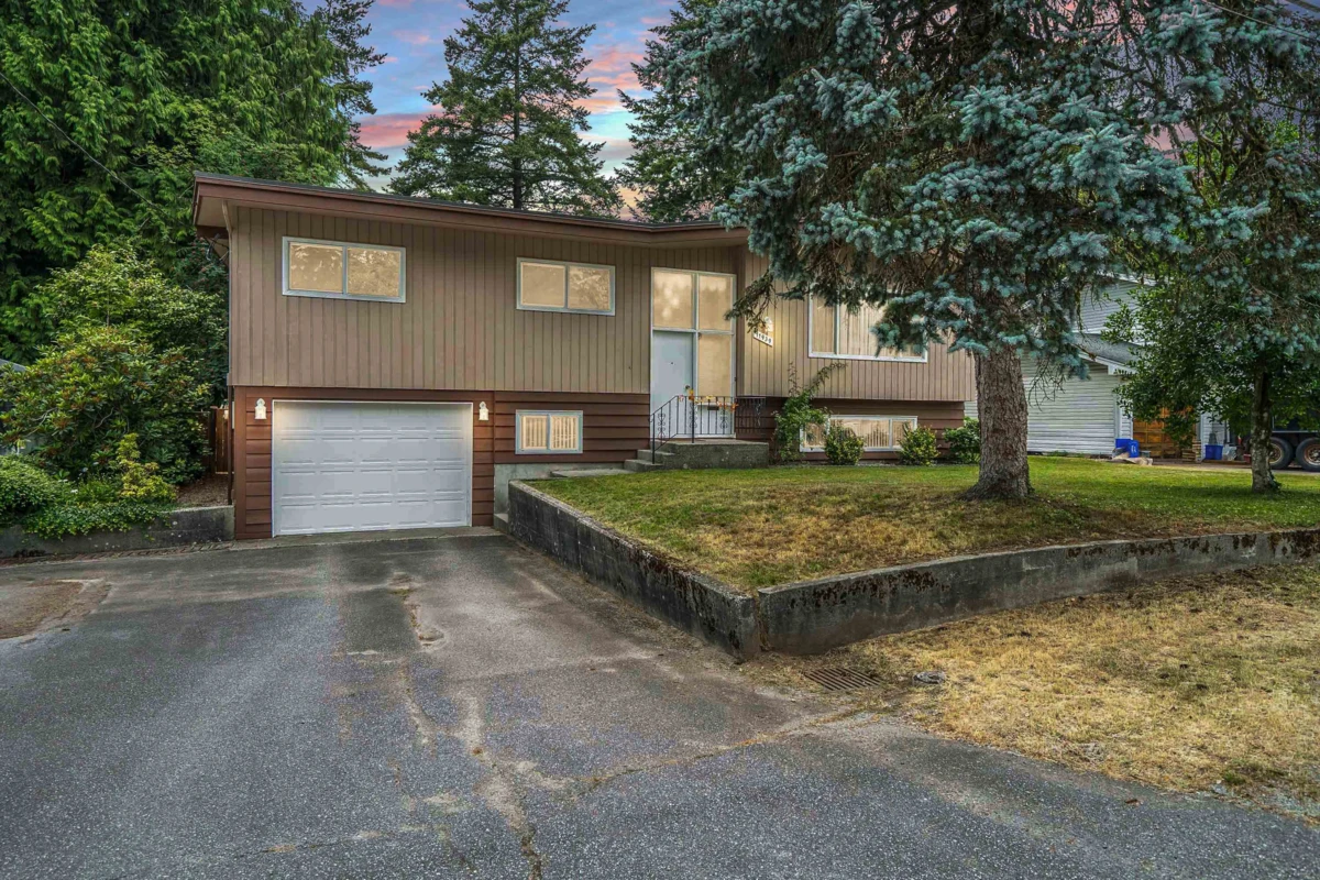 Living Room Photo of 11939 Hall Street, Maple Ridge, BC