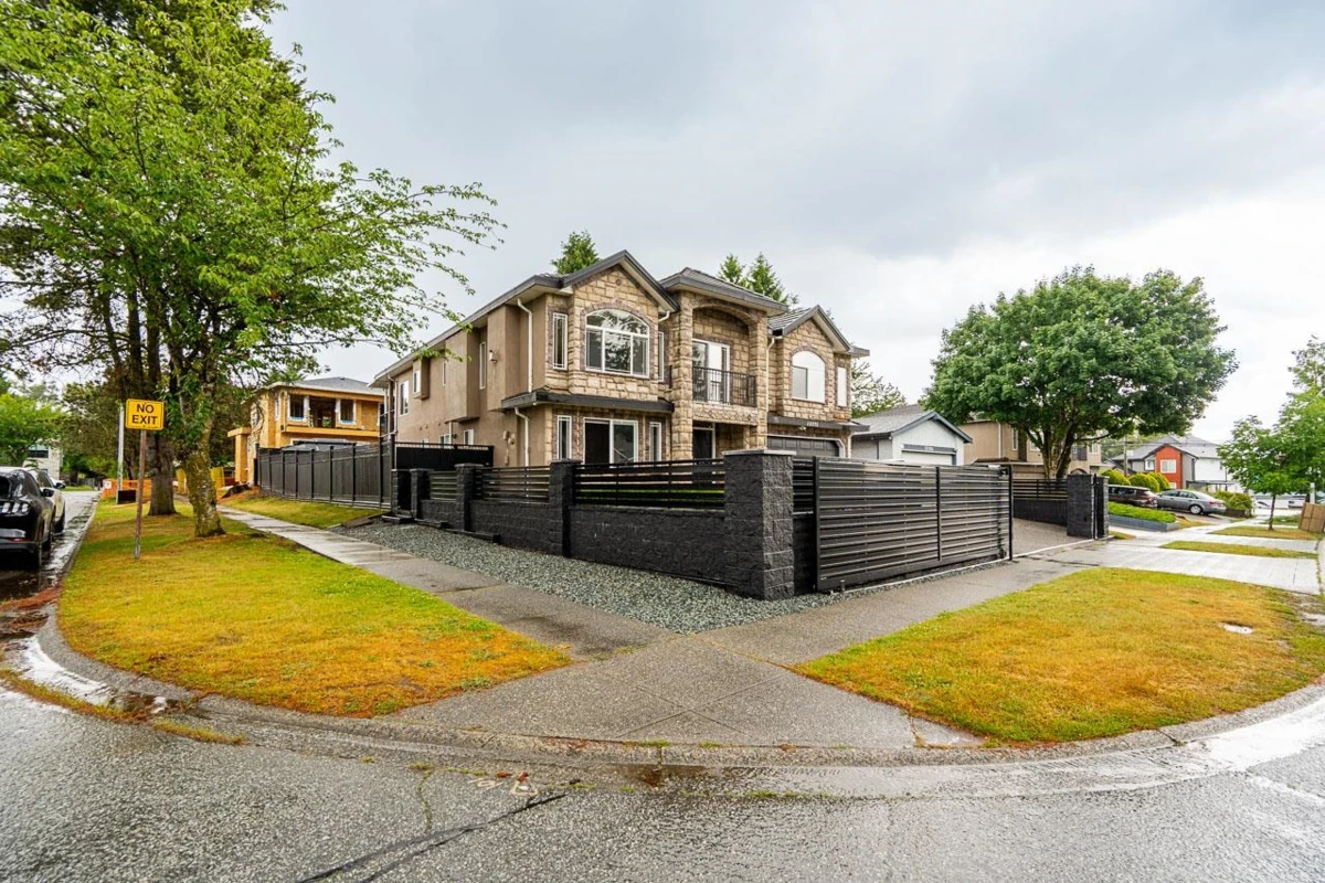 Living Room Photo of 12773 90 Avenue, Surrey, BC