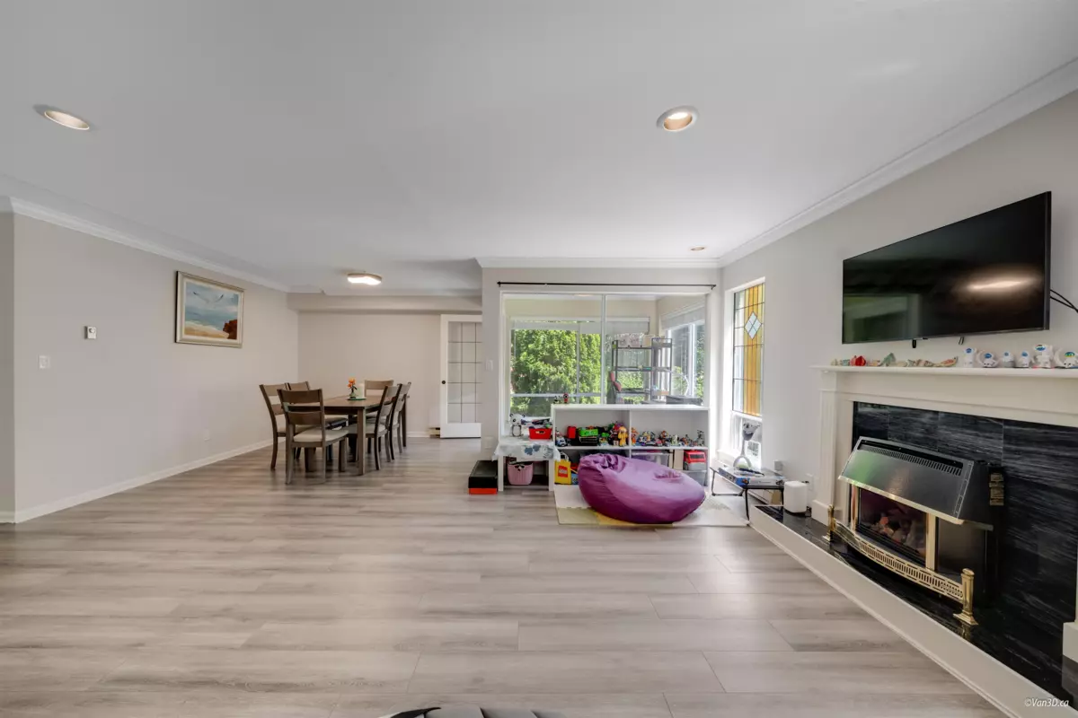 Family Room Photo of 3 1552 Everall Street, White Rock, BC