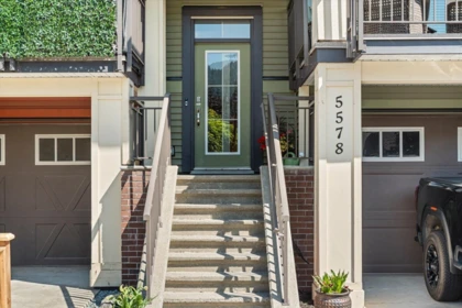 5578 Chinook Street, Chilliwack, BC, Chilliwack — Row House (Non-Strata) for sale