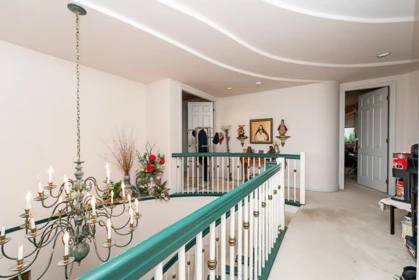 Hallway Photo of 1548 Parkway Boulevard, Coquitlam, BC