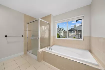 Entry Foyer Photo of 24225 103a Avenue, Maple Ridge, BC