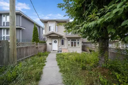 5983 Sprott Street, Burnaby, BC, Burnaby — Half Duplex for sale