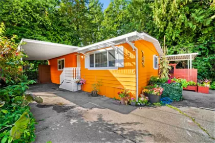 Family Room Photo of 3 6280 King George Boulevard, Surrey, BC