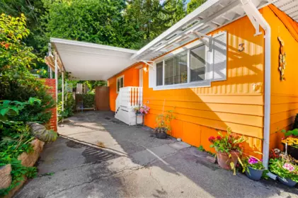 Kitchen Photo of 3 6280 King George Boulevard, Surrey, BC