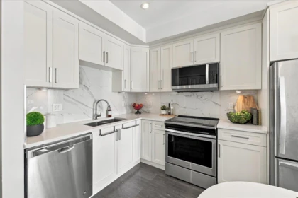 Primary Bathroom Photo of 309 9983 E Barnston Drive, Surrey, BC