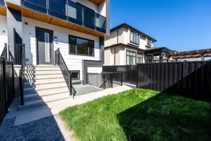 Front Yard Photo of 4 3940 Eton Street, Burnaby, BC