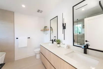 Guest Bathroom Photo of 4 3940 Eton Street, Burnaby, BC