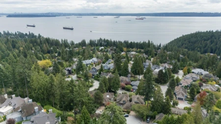 Garden / Landscaping Photo of 4812 Headland Close, West Vancouver, BC