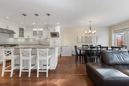 351 E 9th Street, North Vancouver, BC, North vancouver — Half Duplex for sale