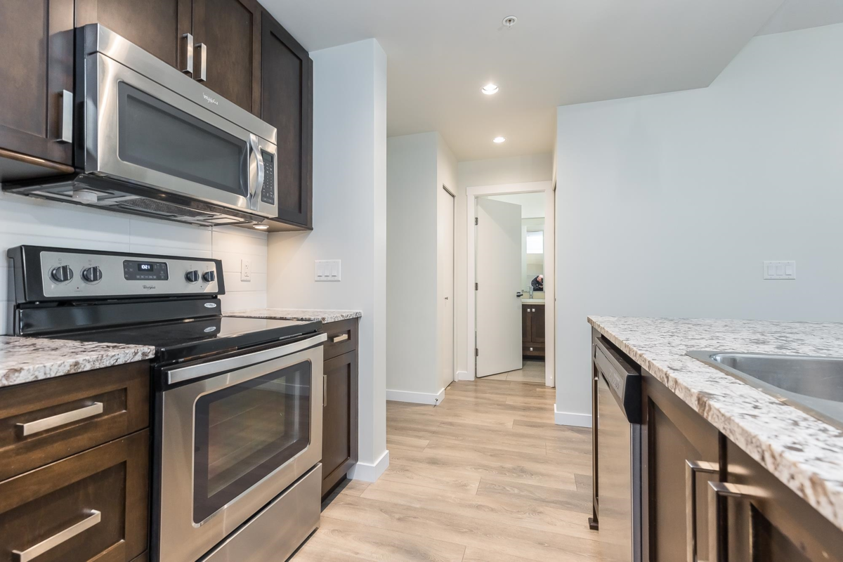 Primary Bathroom Photo of 305 2242 Whatcom Road, Abbotsford, BC