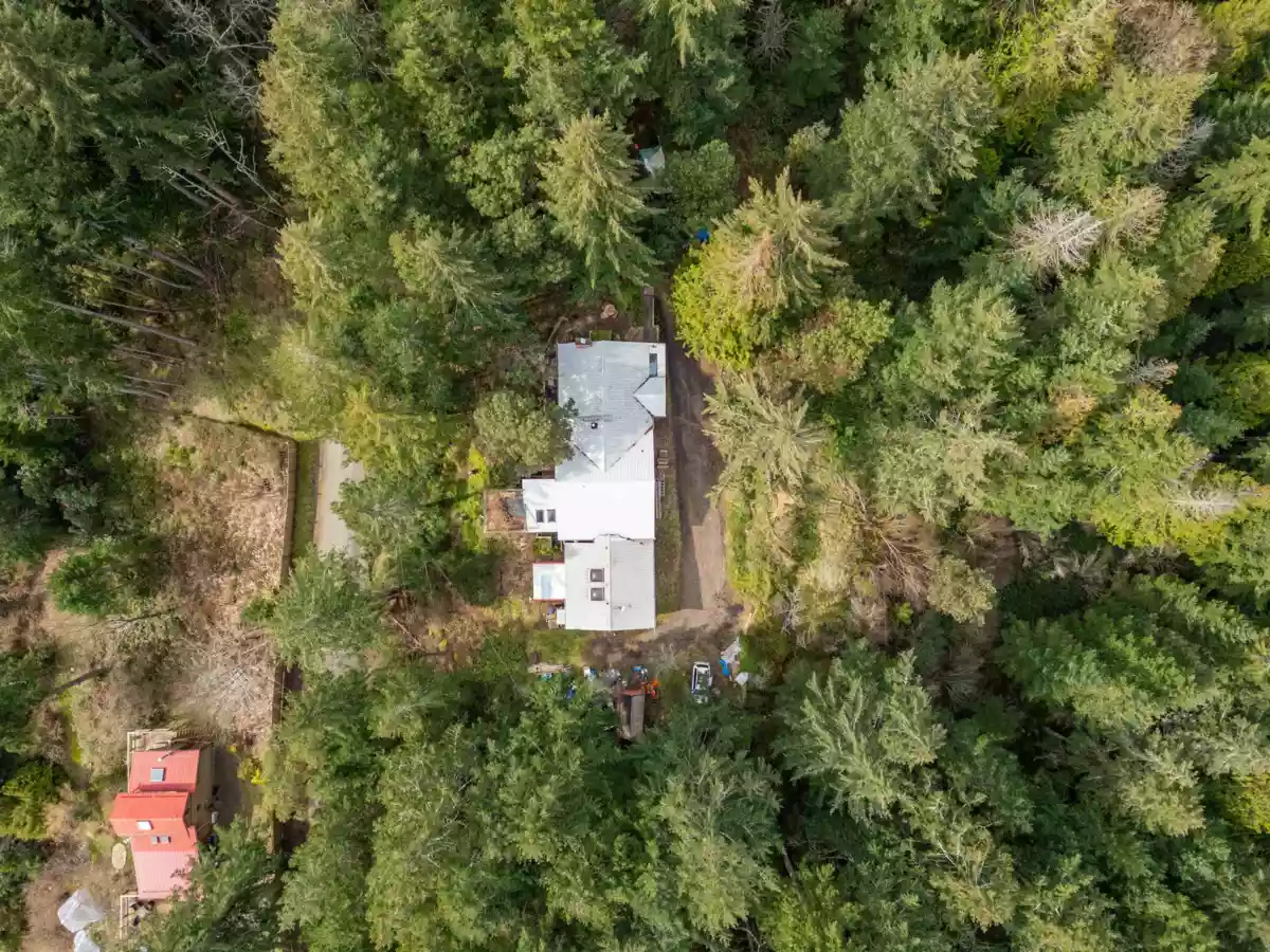 Kitchen Photo of 1690 Cottage Way, Galiano Island, BC
