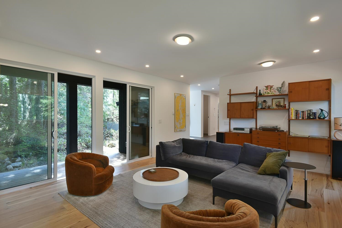 Breakfast Nook Photo of 13248 Porters Road, Madeira Park, BC