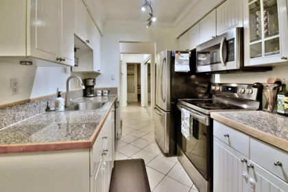 416 9867 Manchester Drive, Burnaby, BC, Burnaby — Apartment/Condo for sale