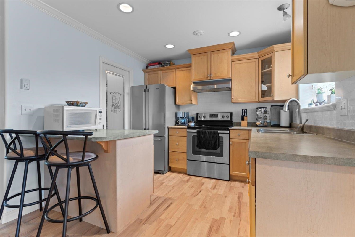 Breakfast Nook Photo of 4 5965 Jinkerson Road, Sardis, BC