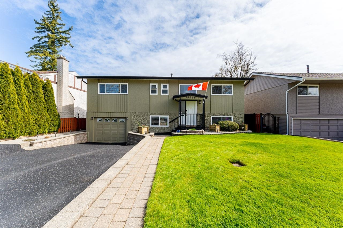 Living Room Photo of 15966 Prospect Crescent, White Rock, BC