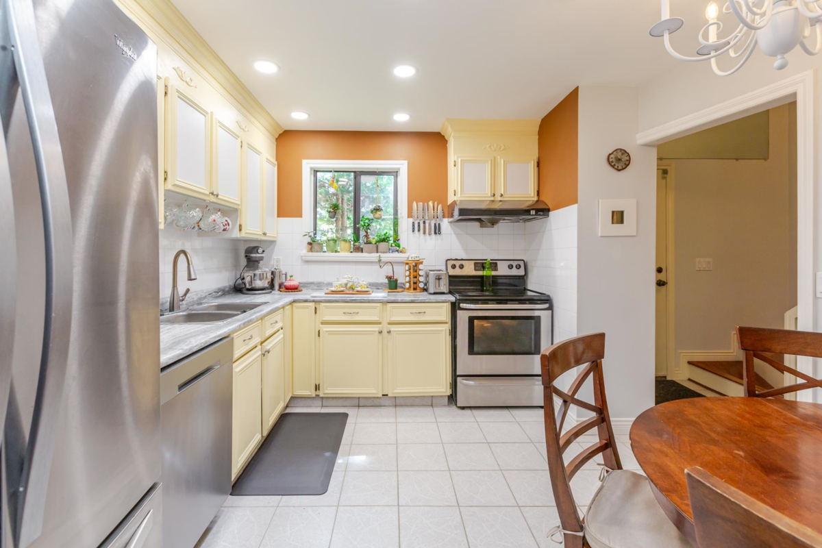 Kitchen Photo of 134 13710 67 Avenue, Surrey, BC