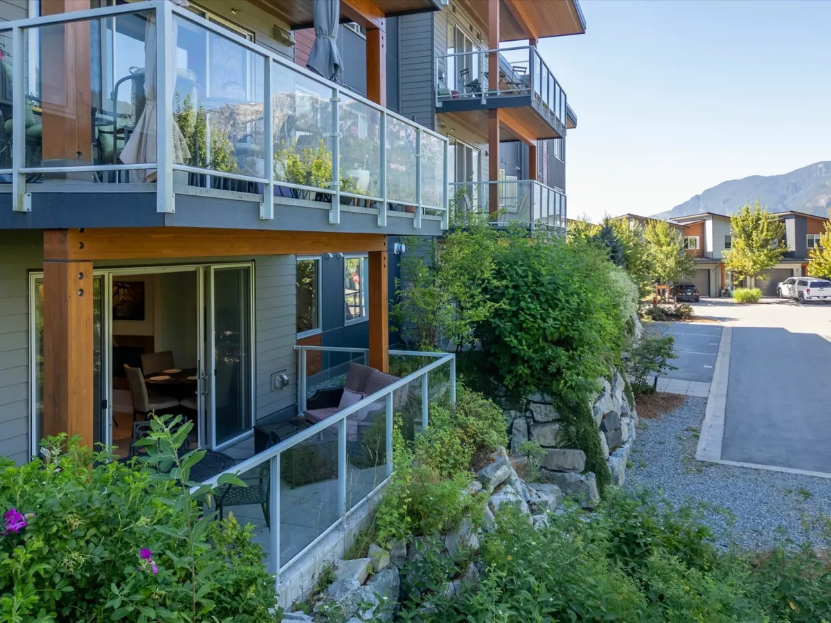Living Room Photo of 105 41328 Skyridge Place, Squamish, BC