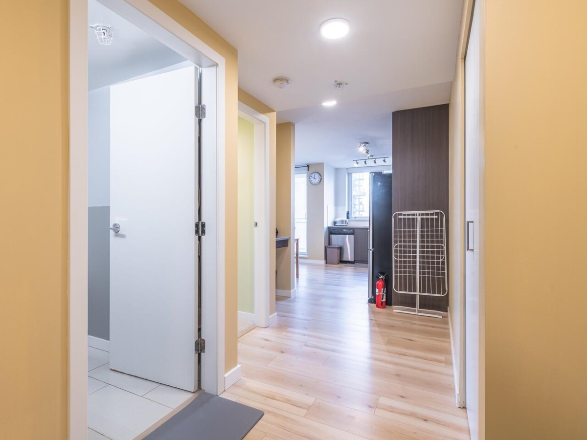 Kitchen Island Photo of 802 13325 102a Avenue, Surrey, BC
