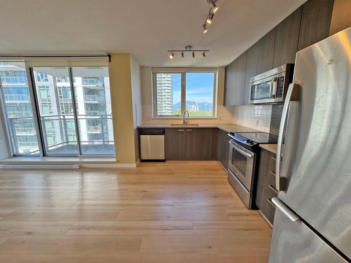 Kitchen Photo of 802 13325 102a Avenue, Surrey, BC