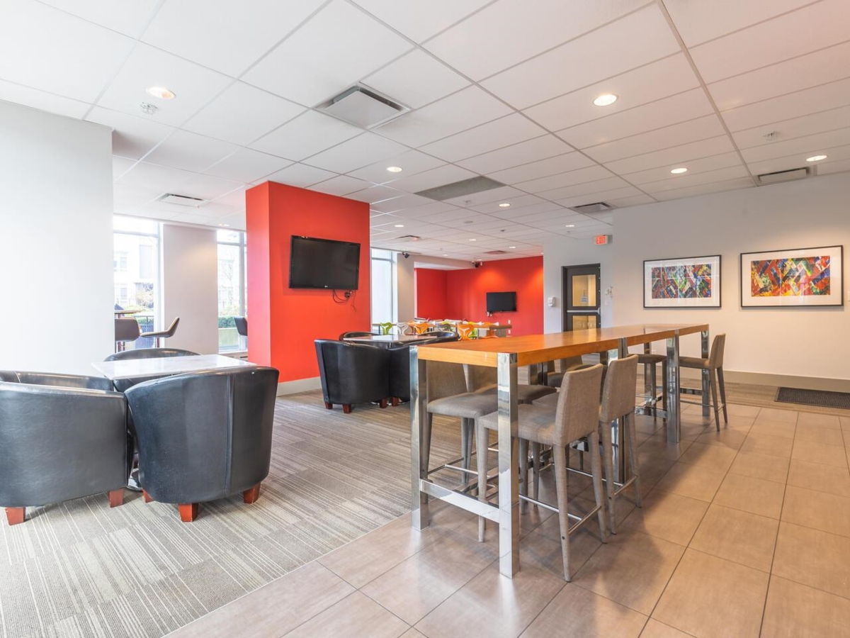 Primary Bathroom Photo of 802 13325 102a Avenue, Surrey, BC