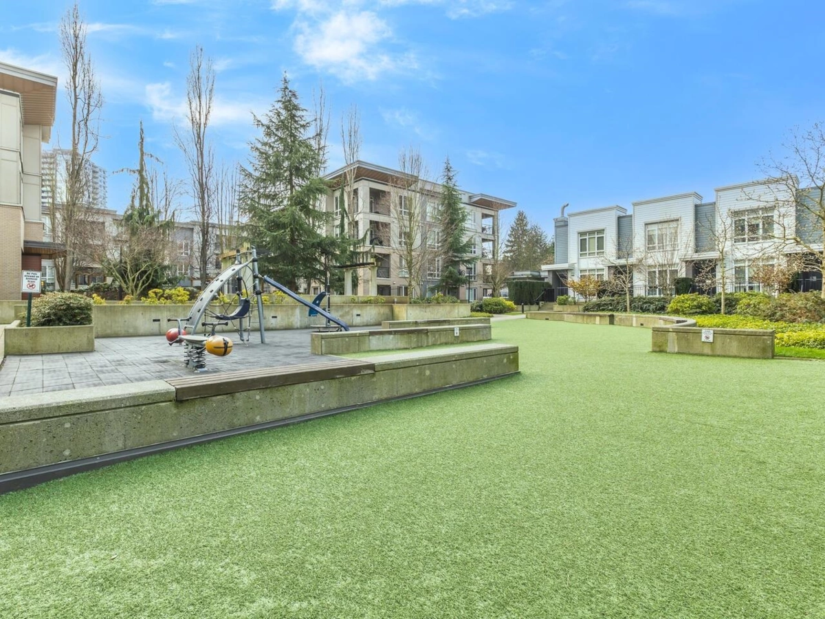 Walk-In Closet Photo of 802 13325 102a Avenue, Surrey, BC