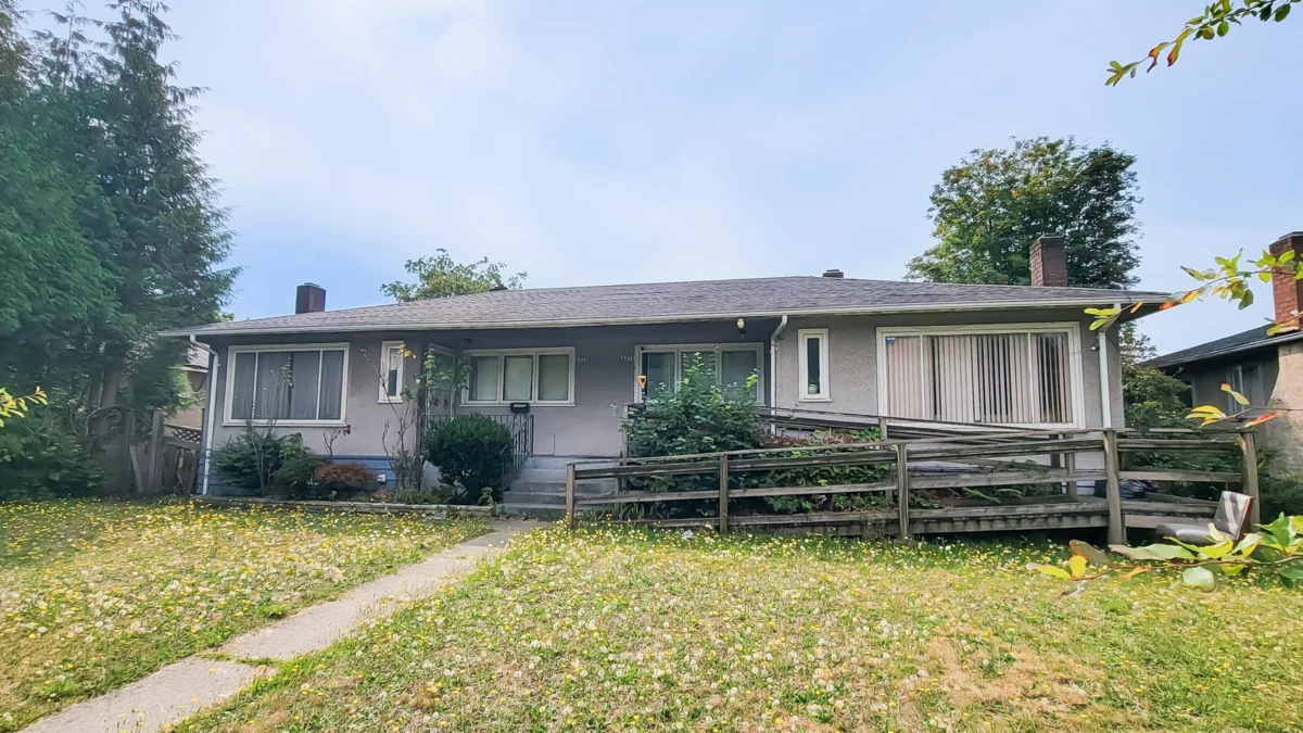 Living Room Photo of 2576 S Grandview Highway, Vancouver, BC