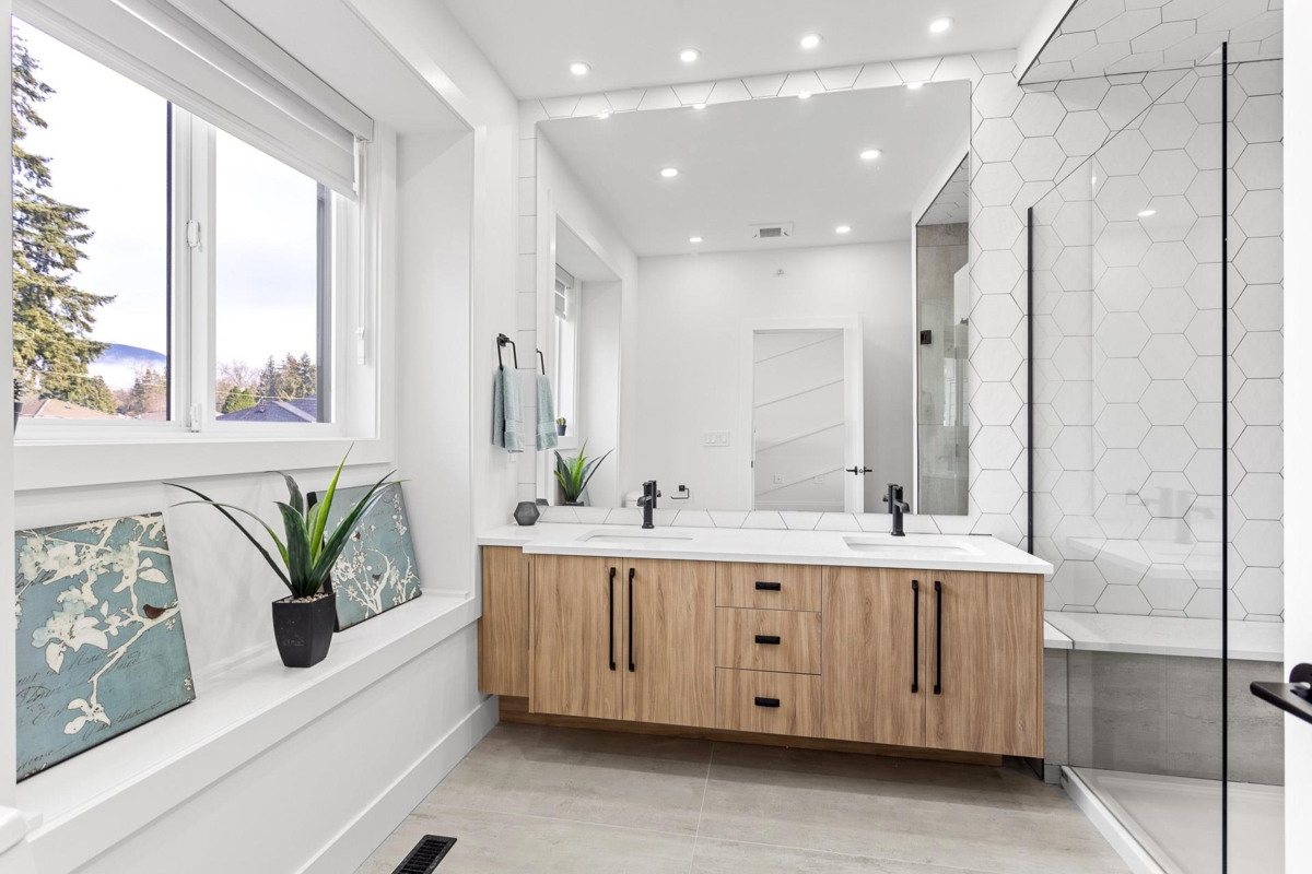 Entry Foyer Photo of 2472 Glenwood Avenue, Port Coquitlam, BC