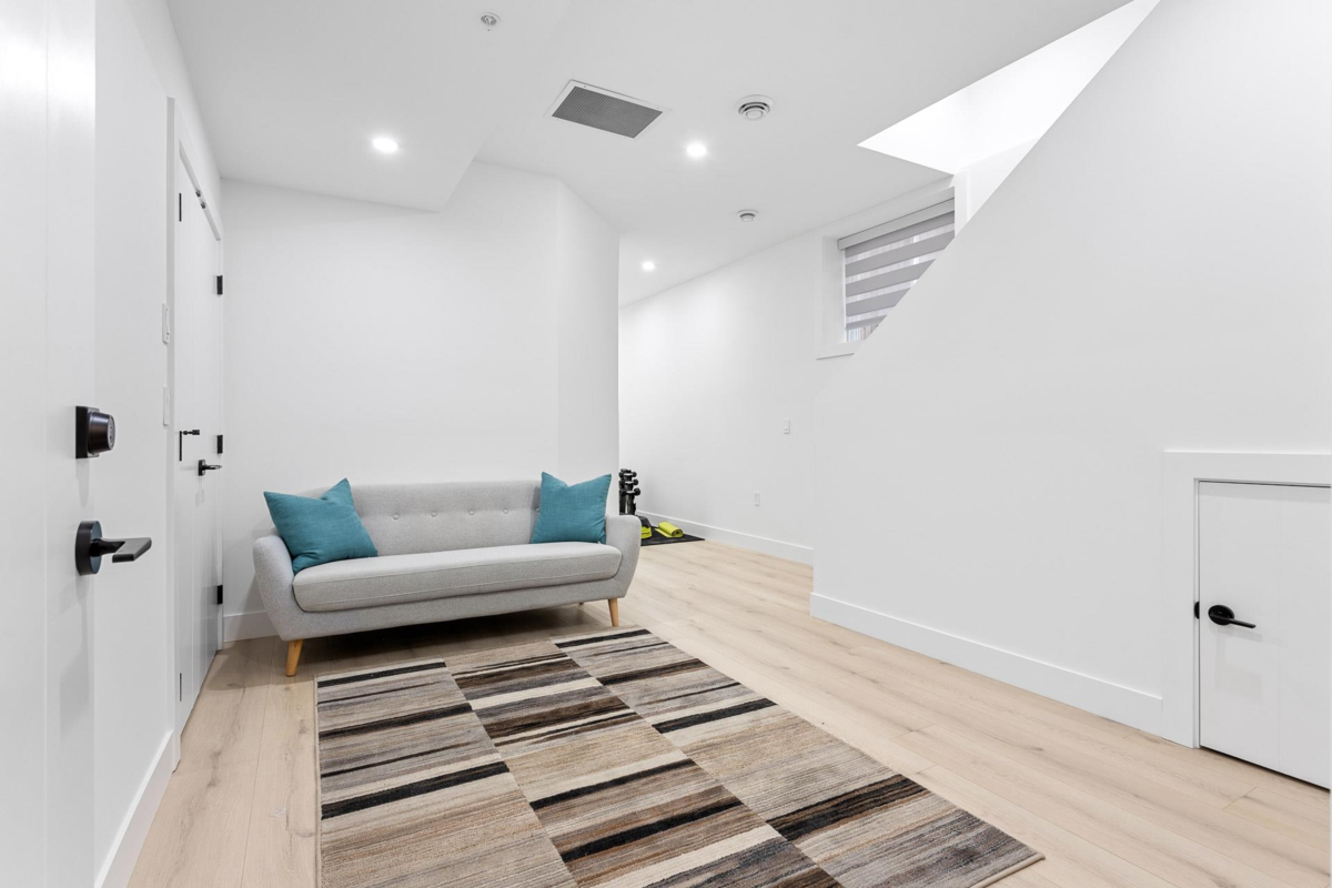 Garden / Landscaping Photo of 2472 Glenwood Avenue, Port Coquitlam, BC