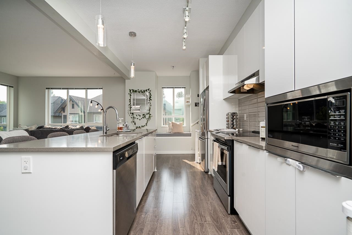 Kitchen Island Photo of 146 30930 Westridge Place, Abbotsford, BC