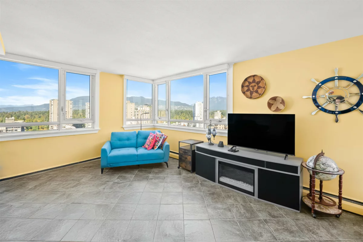 Kitchen Island Photo of 2006 1850 Comox Street, Vancouver, BC