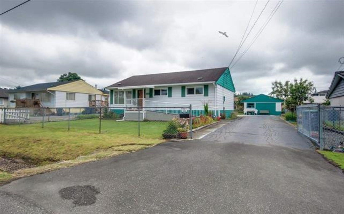 Outdoor Kitchen Photo of 12598 113 Avenue, Surrey, BC