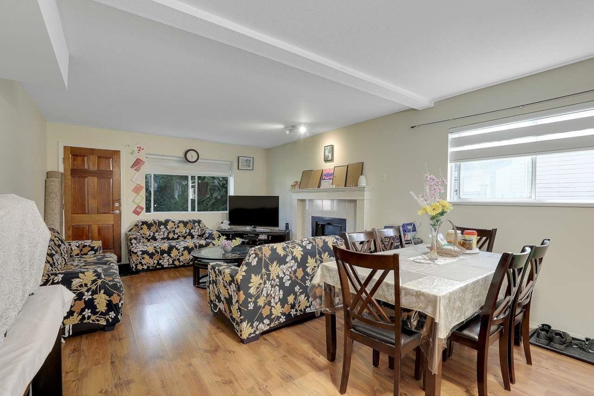Entry Foyer Photo of 1876 King George Boulevard, Surrey, BC