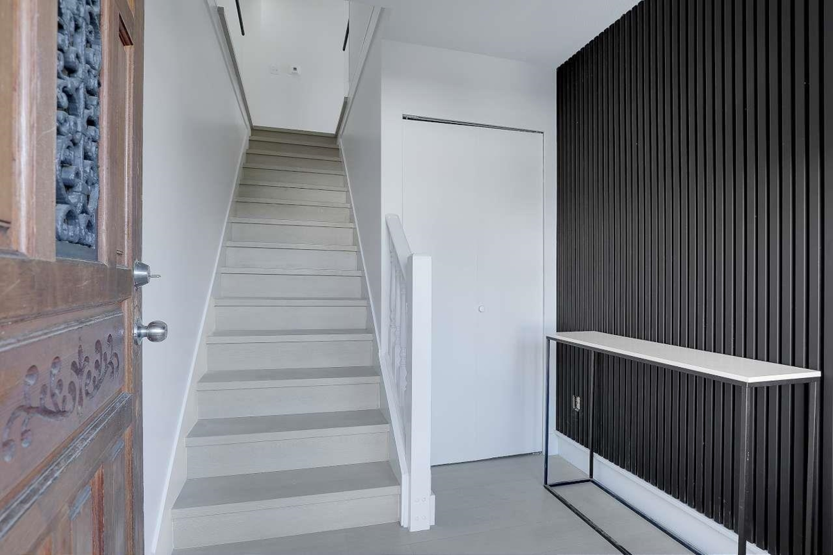 Kitchen Island Photo of 1876 King George Boulevard, Surrey, BC