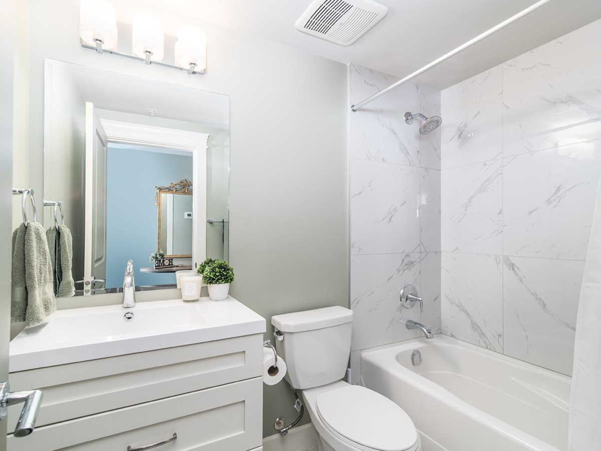 Entry Foyer Photo of 1506 2180 Gladwin Road, Abbotsford, BC