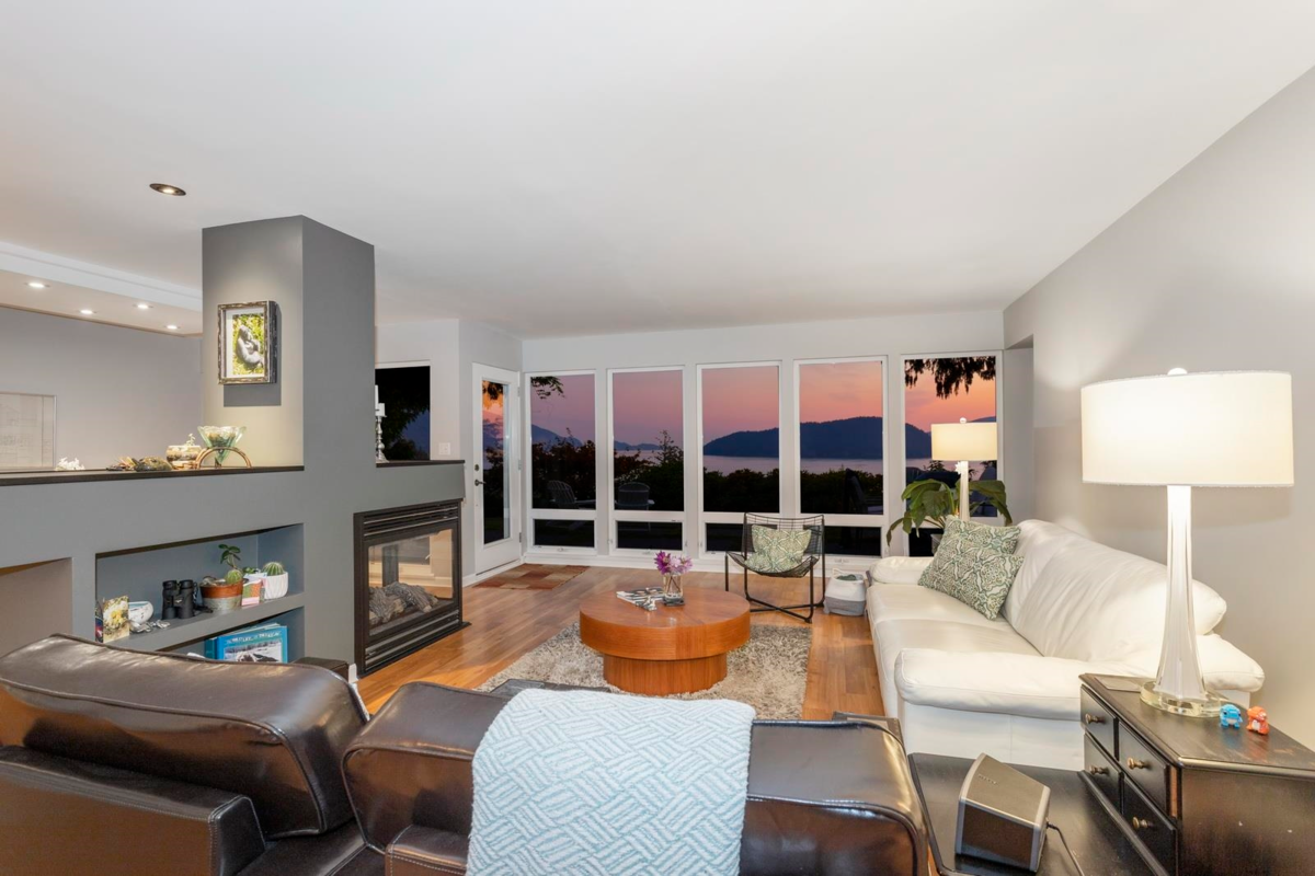 Kitchen Photo of 45 Sweetwater Place, Lions Bay, BC