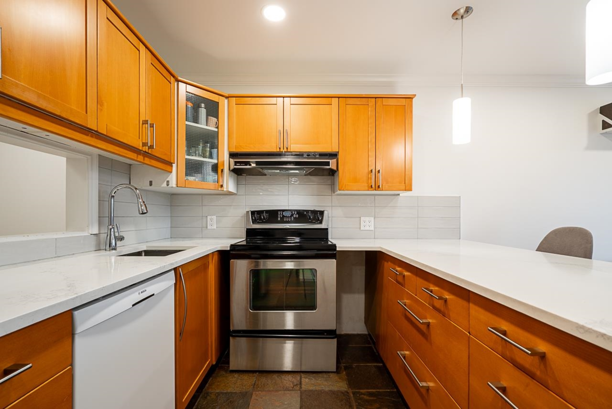 Kitchen Photo of 218 1990 W 6th Avenue, Vancouver, BC