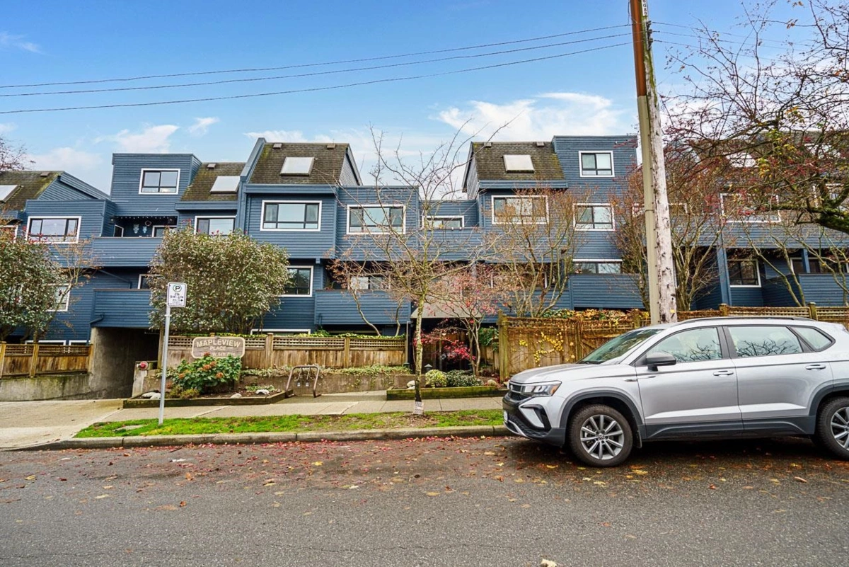Living Room Photo of 218 1990 W 6th Avenue, Vancouver, BC