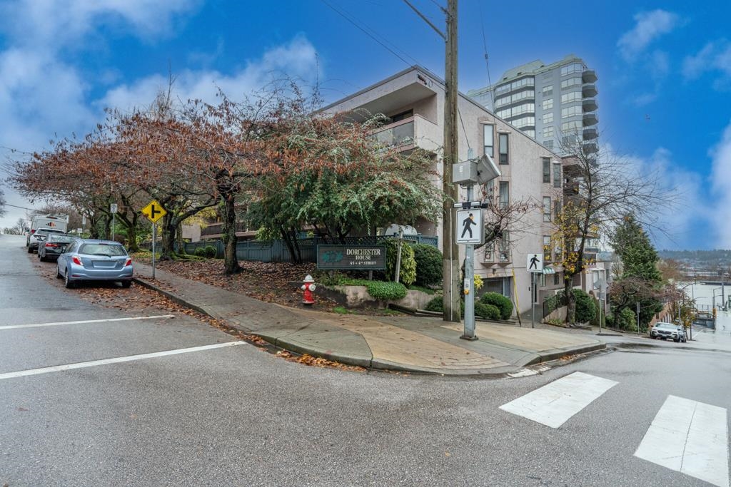 Entry Foyer Photo of 8 45 Fourth Street, New Westminster, BC