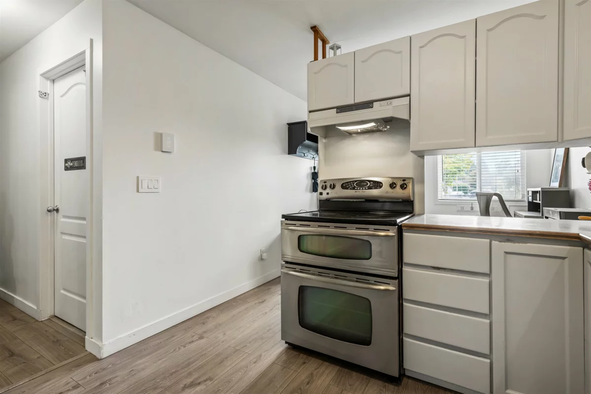 Living Room Photo of 5 46735 Yale Road, Chilliwack, BC
