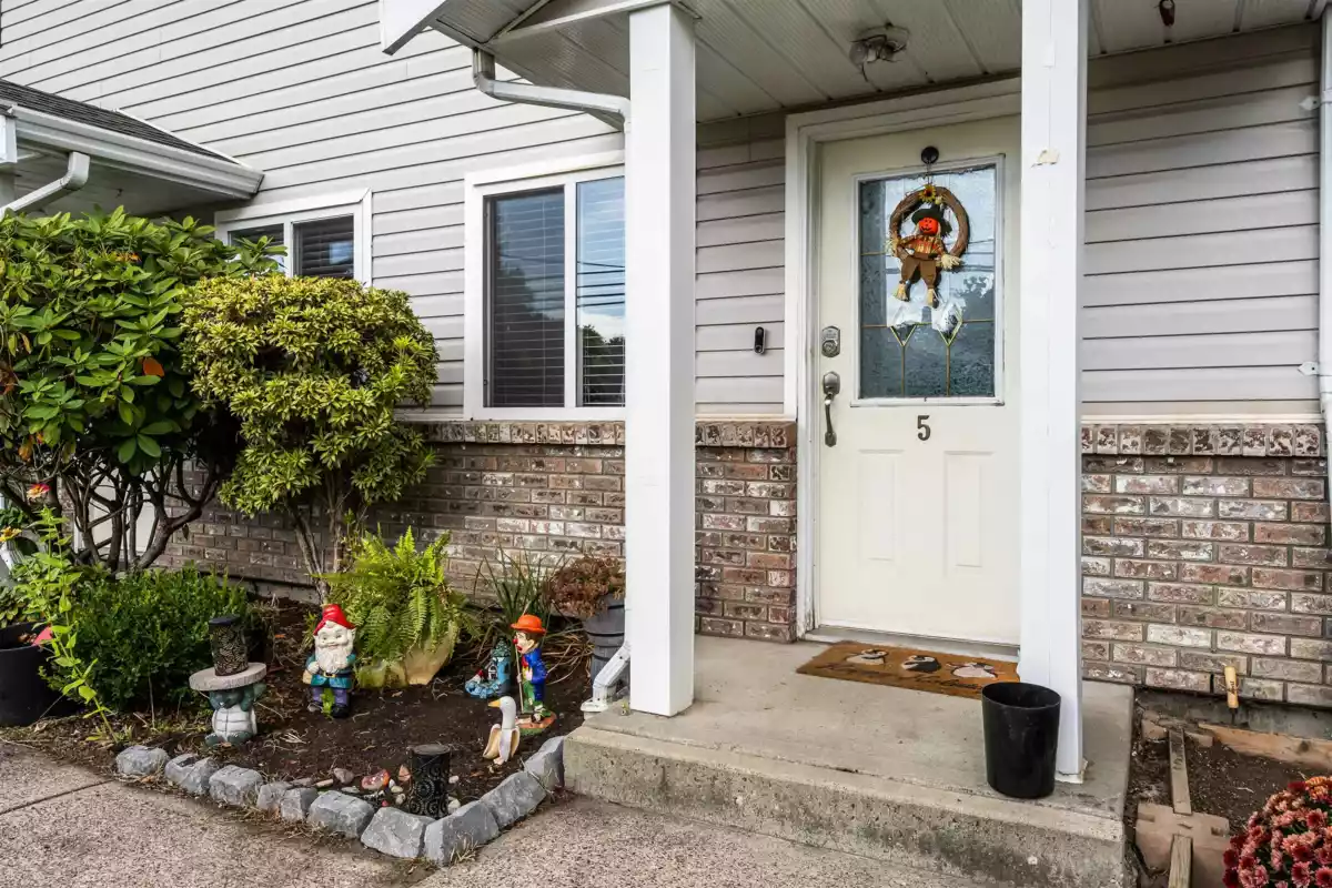 Staircase Photo of 5 46735 Yale Road, Chilliwack, BC