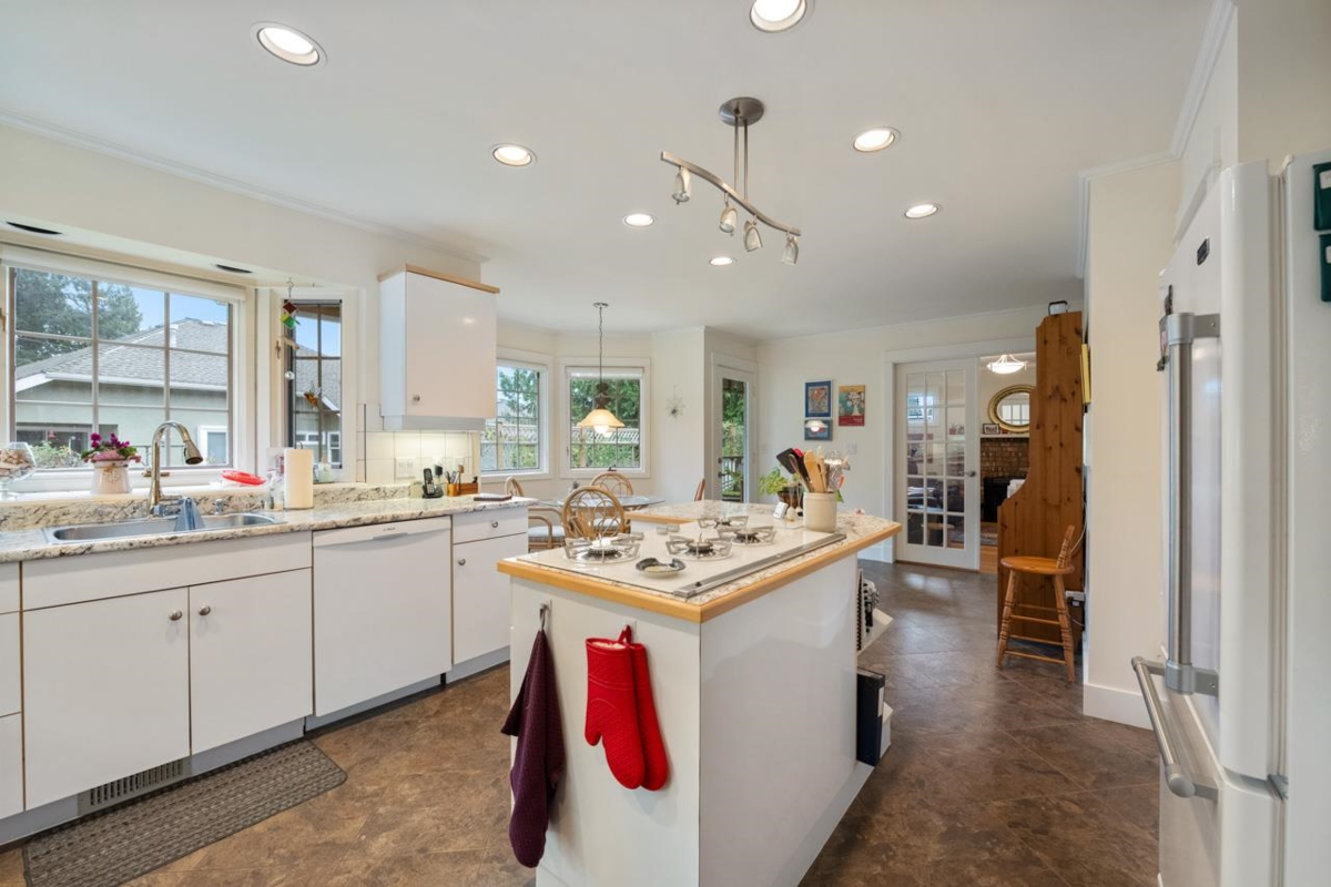 Guest Bathroom Photo of 1711 126 Street, Surrey, BC